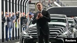 Илон Маск Германияда Tesla заводунун ачылышында.