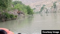 Поиски 7-летнего мальчика, упавшего в реку Нарын, 20 июня 2023 г.