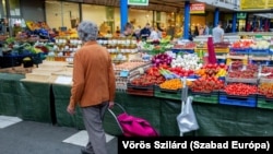 Nyugdíjas a Fény utcai piacon, Budapesten 2023. június 9-én (képünk illusztráció)