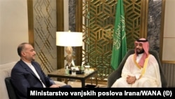 Saudijski prijestolonasljednik Mohammed bin Salman (desno) sa iranskim ministrom vanjskih poslova Hosseinom Amir-Abdollahianom u Jeddahu, 18. august 2023. 