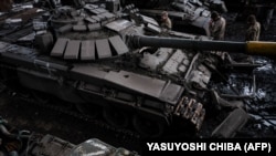 Ukrán szerelők felújítják az oroszok elfogott tankjait, hogy ellenük használhassák