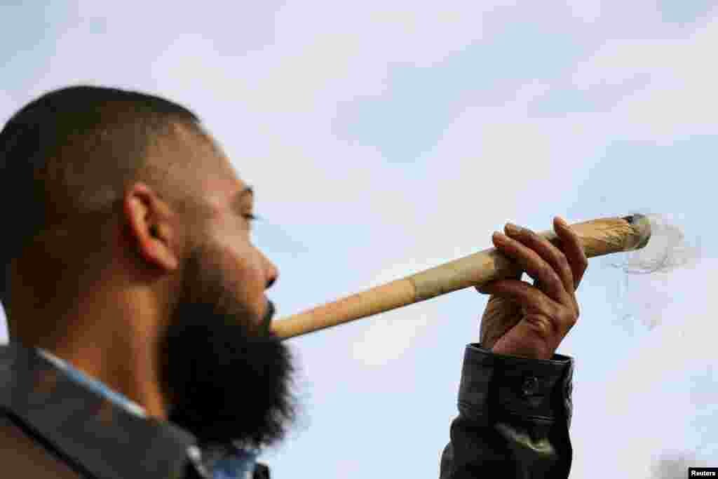 Uživanje u velikom jointu na neformalnom godišnjem prazniku konoplje u Denveru, Colorado, SAD, 20. april.