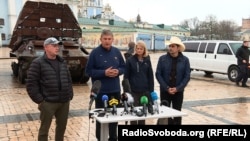 Сенатори Джо Менчин, Марк Едвард Келлі, Ліза Меркавскі у Києві. 12 квітня 2023.