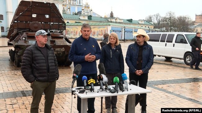 Сенатори Джо Менчин, Марк Едвард Келлі, Ліза Меркавскі у Києві. 12 квітня 2023.