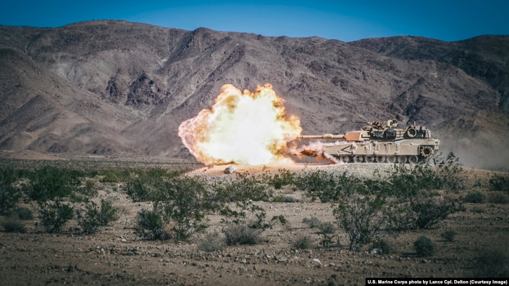 Një tank M1A1 Abrams duke qëlluar në një terren stërvitor në Kaliforni.