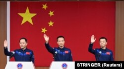 Астронаутите Феи Јунлонг, Денг Кингминг и Џанг Лу пред почетокот на мисијата во ноември 2022 година.
