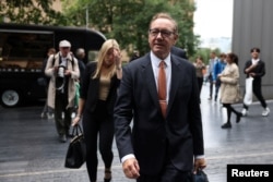  Кевин Спейси излиза от съда в Лондон на 24 юли 2023 година 