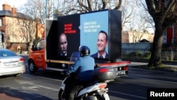 Камион с лицата на Лео Варадкар (вдясно) и Майкъл Мартин се вижда по време на кампанията за националните избори в Ирландия в Дъблин, Ирландия, 6 февруари 2020 г.