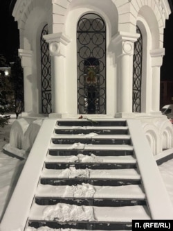 Стихийный мемориал в память о Навальном в Иркутске, 17 февраля 2024 года, часовня у здания облправительства