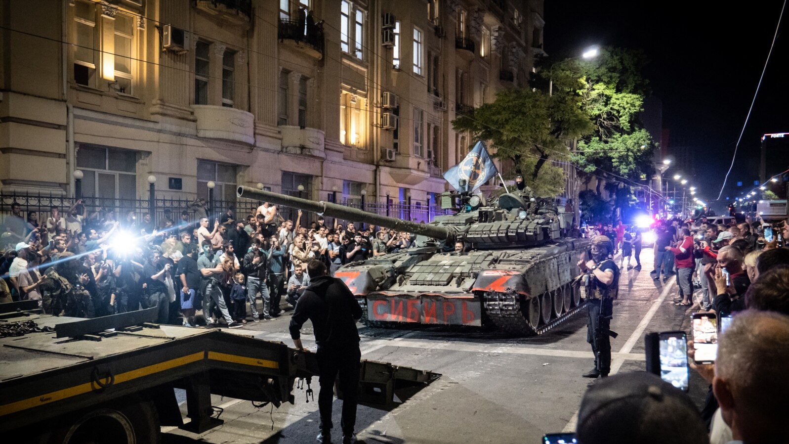 «Вагнер – сила!» – такими восклицаниями и аплодисментами провожали жители Ростова-на-Дону уходящие из города колонны ЧВК «Вагнер»