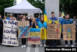 Акция в поддержку украинских военнопленных, удерживаемых гражданских лиц и детей. Люцерн, Швейцария, 15 июня 2024 года