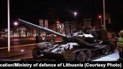 Усталяваньне падбітага расейскага танку на Катэдральнай плошчы Вільні, 24 лютага 2023 году