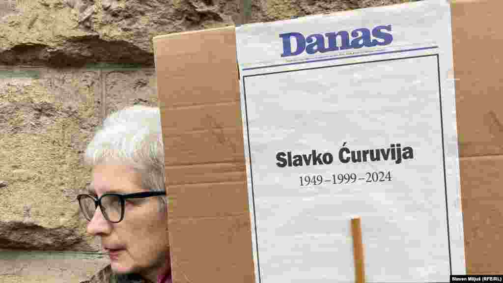 Učesnica protesta sa transparentom na kome je naslovna strana dnevnog lista Danas 5. februara 2024. kao znak protesta redakcije zbog ishoda suđenja okrivljenima za ubistvo kolege Slavka Ćuruvije. &nbsp;