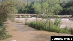 Разлив воды с Гиссаракского водохранилища в Кашкадарьинской области.