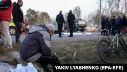Місцевий житель на місці влучання російської ракети в селі Гроза, 5 жовтня 2023 року