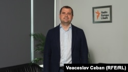 Vasile Tofan, în biroul de la Chișinăul al Europei Libere.