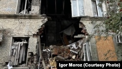 Разрушенное в результате обстрела здание в Покровске, 13 октября 2023 года