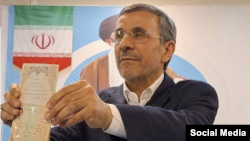 Fostul președinte iranian Mahmud Ahmadinejad în timp ce își depune candidatura sâmbătă 1 iunie.