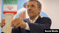 Mahmud Ahmadinedžad podnosi prijavu u Teheranu 1. juna.