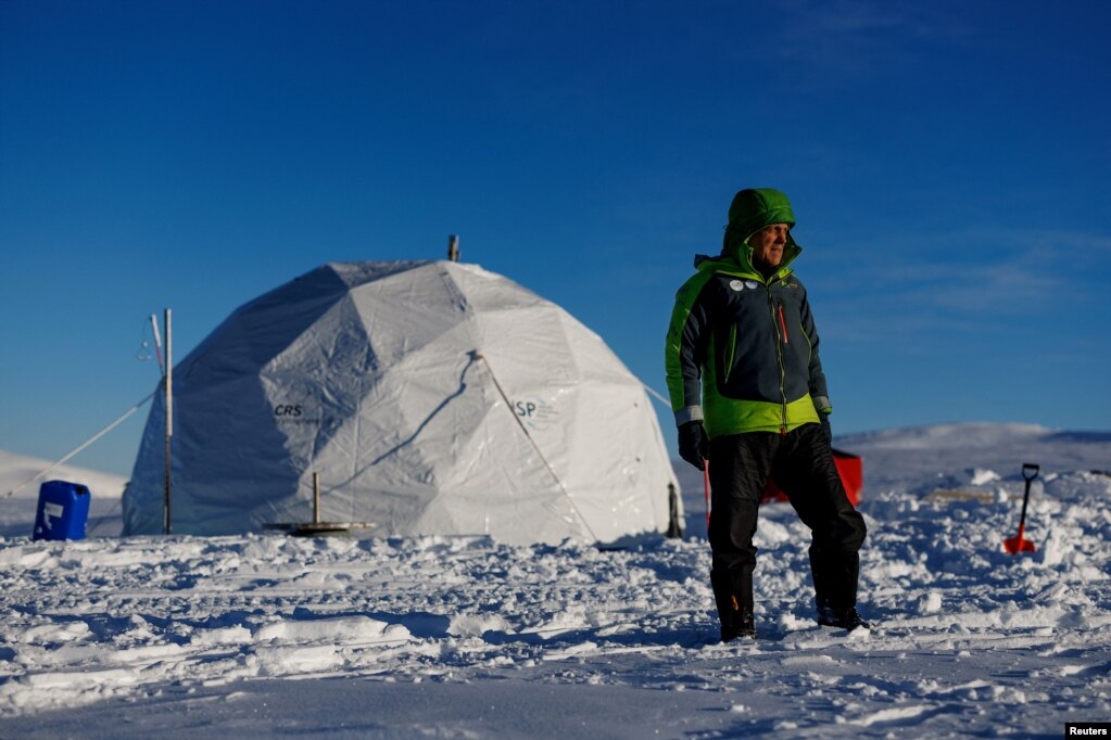 Victor Zagorodnov, operator i shpimit të akullit CRS (Cryosphere Research Solution - Zgjidhja e Kërkimit të Kriosferës ), përpara tendës së shpimit në një lartësi mbidetare rreth 1100 metra në fushën e akullit Holtedahlfonna, Norvegji, 10 prill 2023.&nbsp; &nbsp;