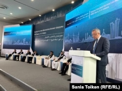 Вице-премьер-министр Казахстана — министр торговли Серик Жумангарин выступает перед участниками казахстанско-афганского бизнес-форума в Астане. 3 августа 2023 года