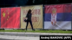 Kineska i srpska zastava u Beogradu uoči posete kineskog predsednika Si Đinpinga Srbiji, 7. maja 2024.