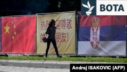 Flamuj të Kinës dhe Serbisë që u vendosën në Beograd para se udhëheqësi kinez, Xi Jinping të vizitonte këtë shtet më 2024. 