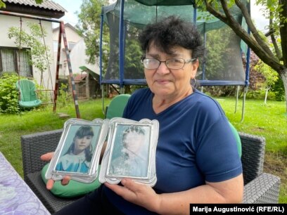 Ana Grebenar sa fotografijama ubijenih mališana Augustine i Velimira