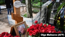 На могиле основателя ЧВК «Вагнер» Евгения Пригожина. Санкт-Петербург, 30 августа 2023 года