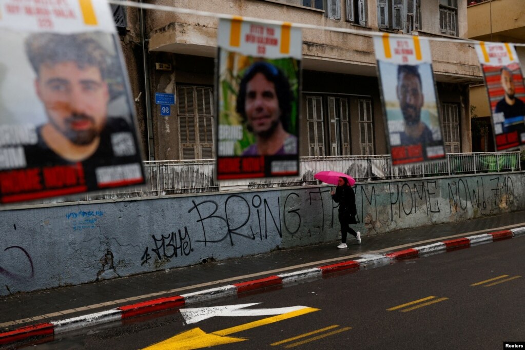 Fotografi të të rrëmbyerve e mbishkrime gjithandej rrugëve të Tel Avivit bëjnë thirrje për lirimin e pengjeve.&nbsp;