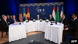 Президент США Джо Байден (в центре), государственный секретарь США Энтони Блинкен (третий справа за столом) и лидеры пяти стран Центральной Азии 