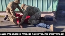 Сотрудники ФСБ задержали жителя Камчатки по подозрению в сотрудничестве с СБУ.