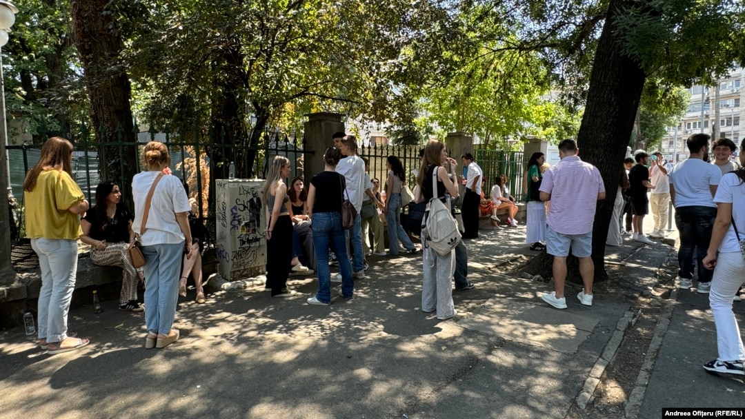 Sociologii spun că o parte din elevii care nu participă la bacalaureat au migrat în străinătate la familiile lor. 