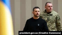 უკრაინის პრეზიდენტი ვოლოდიმირ ზელენსკი და უკრაინის უსაფრთხოების სამსახურის ყოფილი ხელმძღვანელი ვასილ მალიუკი. 2023 წლის ფოტო: president.gov.ua (Creative Commons)