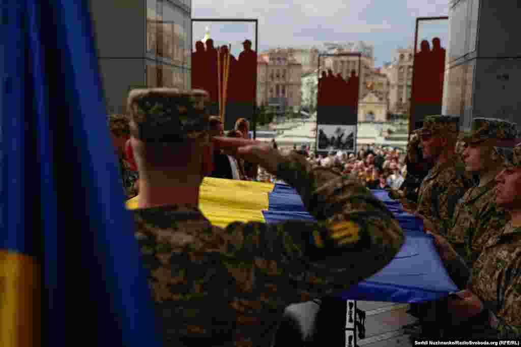 Почесна варта віддає честь під час передачі прапора України близьким