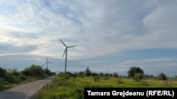 Cea mai mare parte a energiei regenerabile produse în R. Moldova revine parcurilor fotovoltaice, iar turbinele eoliene rămân deocamdată rare. În imagine - turbine pe un deal la Trușeni