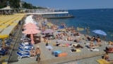Отдыхающие на Массандровском пляже в центре Ялты, 4 июля 2023 года