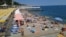 Відпочивальники на Масандрівському пляжі в центрі Ялти, 4 липня 2023 року