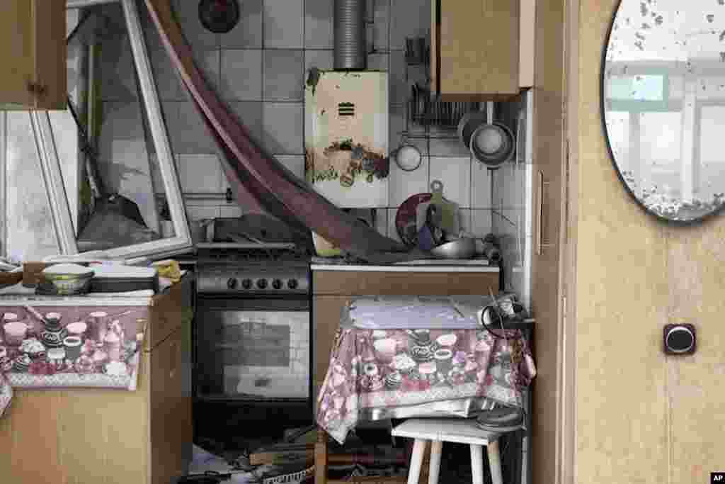 На этом снимке с дрона запечатлены обнажившиеся остатки кухни в разрушенном многоквартирном доме