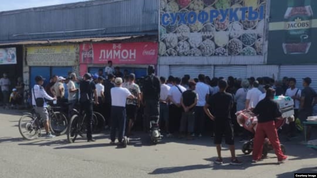 “Дордой Моторс” базарынын ЭТТК менен ЭЭФке каршы акцияга чыккан соодагерлери. 10-июнь, 2024-жыл.