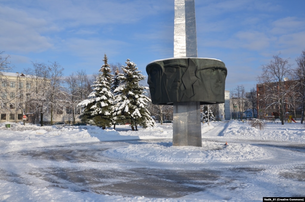 Një memorial i luftës sovjetike në Daugavpils, Letoni, fotografuar në vitin 2013. Dhjetëra njerëz në qytetin e banuar kryesisht me rusë u arrestuan nga policia mes trazirave ndërsa prishja e monumentit filloi në tetor të vitit 2022. &nbsp;