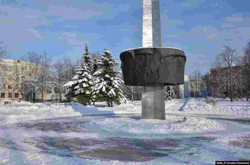 Un memorial de război sovietic din Daugavpils, Letonia, fotografiat în 2013. Din cauza protestelor violente, zeci de persoane din orașul cu populație majoritar etnică rusă au fost reținute de poliție&nbsp;în timpul demolării monumentului, în octombrie 2022. &nbsp;