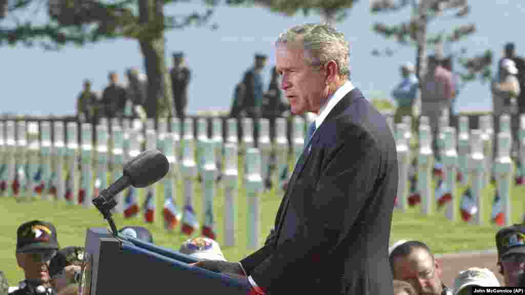 George W. Bush amerikai elnök beszédet mond a normandiai amerikai temetőben a D-nap hatvanadik évfordulóján, 2004. június 6-án. Ez volt az első alkalom, hogy Vlagyimir Putyin orosz elnököt is meghívták a megemlékezésekre, ahol a szovjet hadsereg szerepét is&nbsp;hangsúlyozták