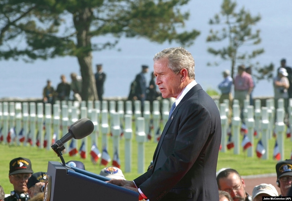 Presidenti i SHBA-së, George Bush, duke mbajtur një fjalim në Varrezat Amerikane të Normandisë gjatë 60-vjetorit të Ditës-D, më 6 qershor 2004. Kjo, gjithashtu, ishte hera e parë që presidenti rus, Vladimir Putin, u ftua në ceremoninë përkujtimore, ku ai theksoi sakrificat e Bashkimit Sovjetik.