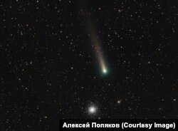 Комета Леонард пролетает рядом с шаровым скоплением М3. Снято под Танаем