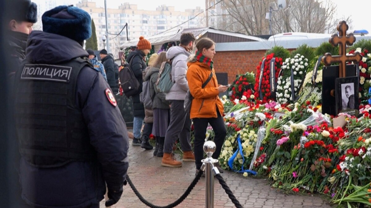 Hundreds Visit Navalny's Grave Under Police Surveillance