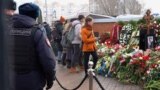 Hundreds Visit Navalny's Grave Under Police Surveillance