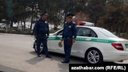 Yol polisi əməkdaşları Aşqabad küçələrindən birində keşik çəkirlər