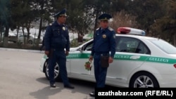 Polisiýa işgärleri (Illýustrasiýa suraty)