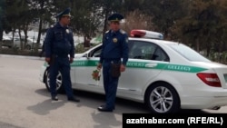 Polisiýanyň ýol gözegçiligi gullugynyň işgärleri (Arhiw suraty)